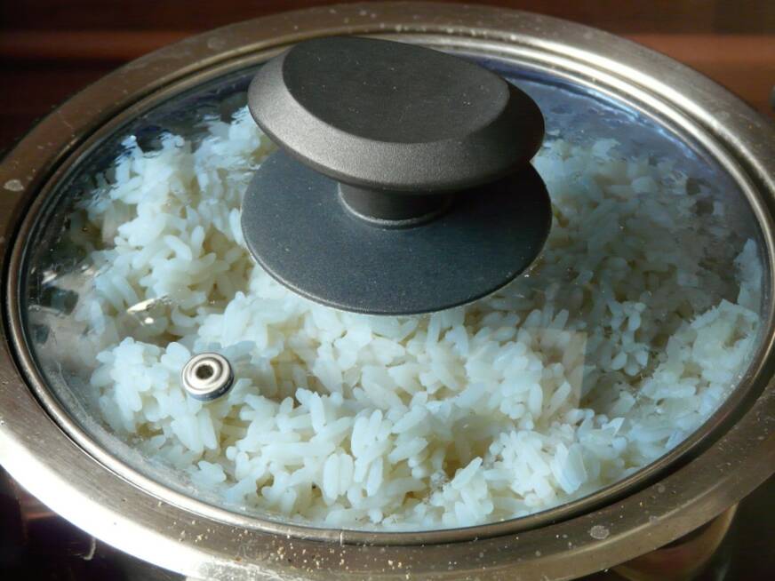 Ein gut warmhaltender Deckel ermöglicht optimales Warmhalten des Reis.